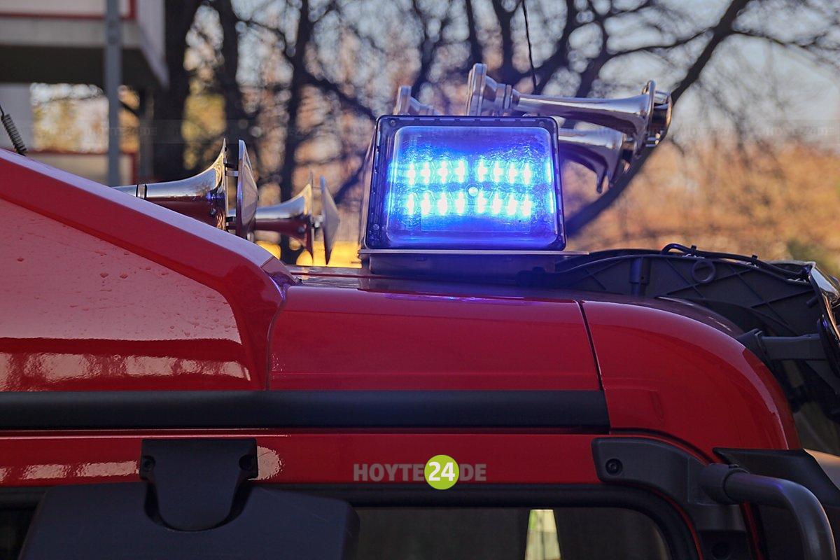 Man sieht ein Feuerwehr-Blaulicht.