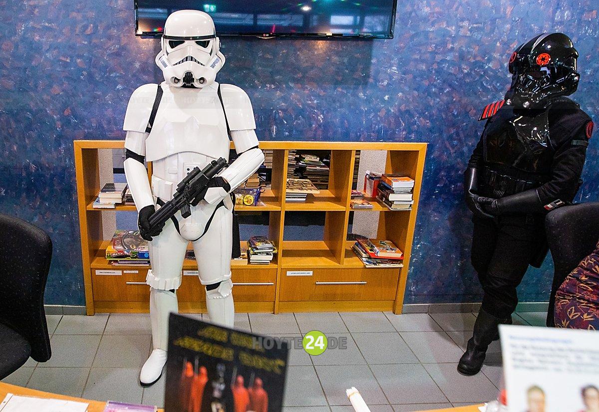 Man sieht Star-Wars-Figuren in der Bibliothek.