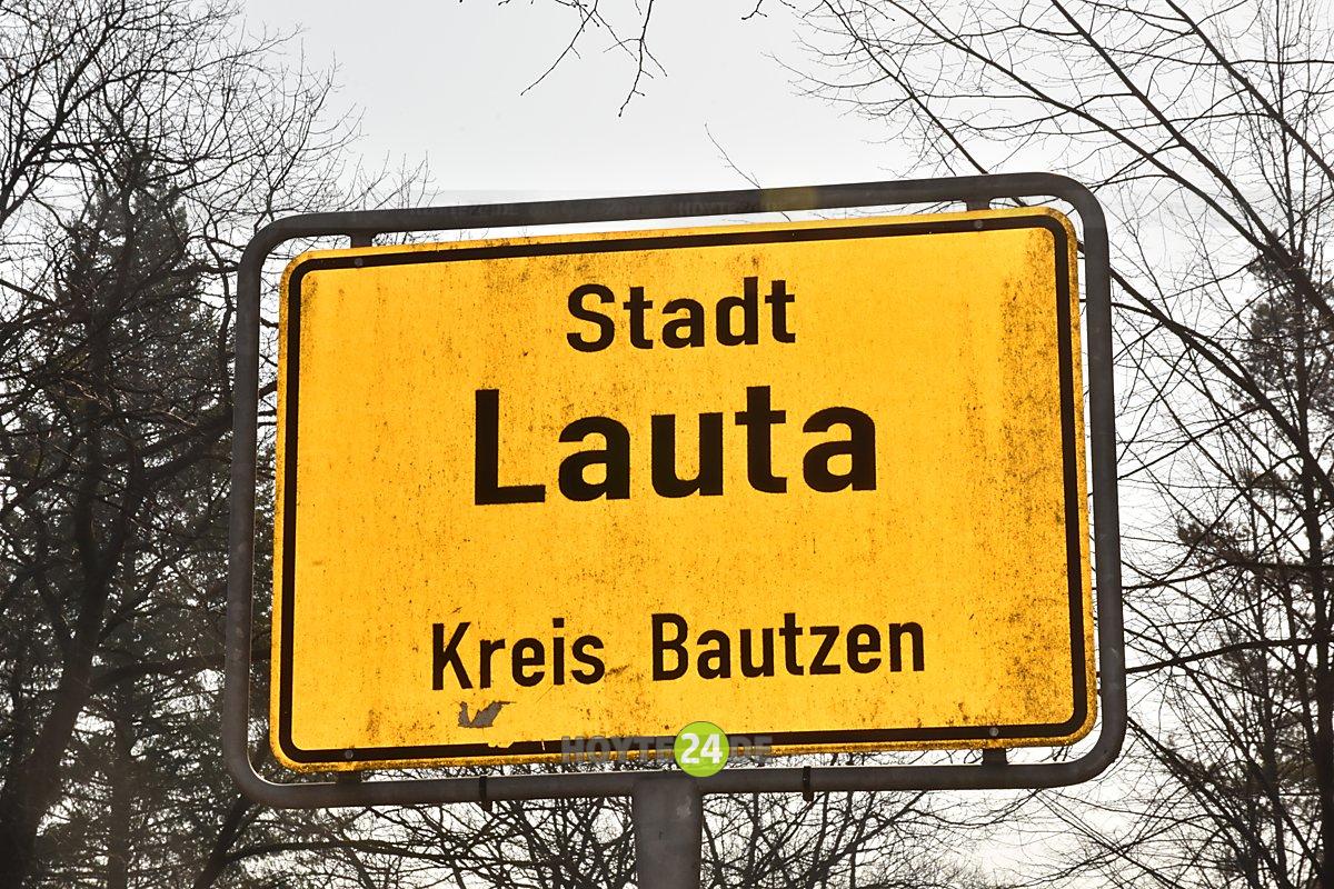 Man sieht das Ortseingangsschild Lauta.