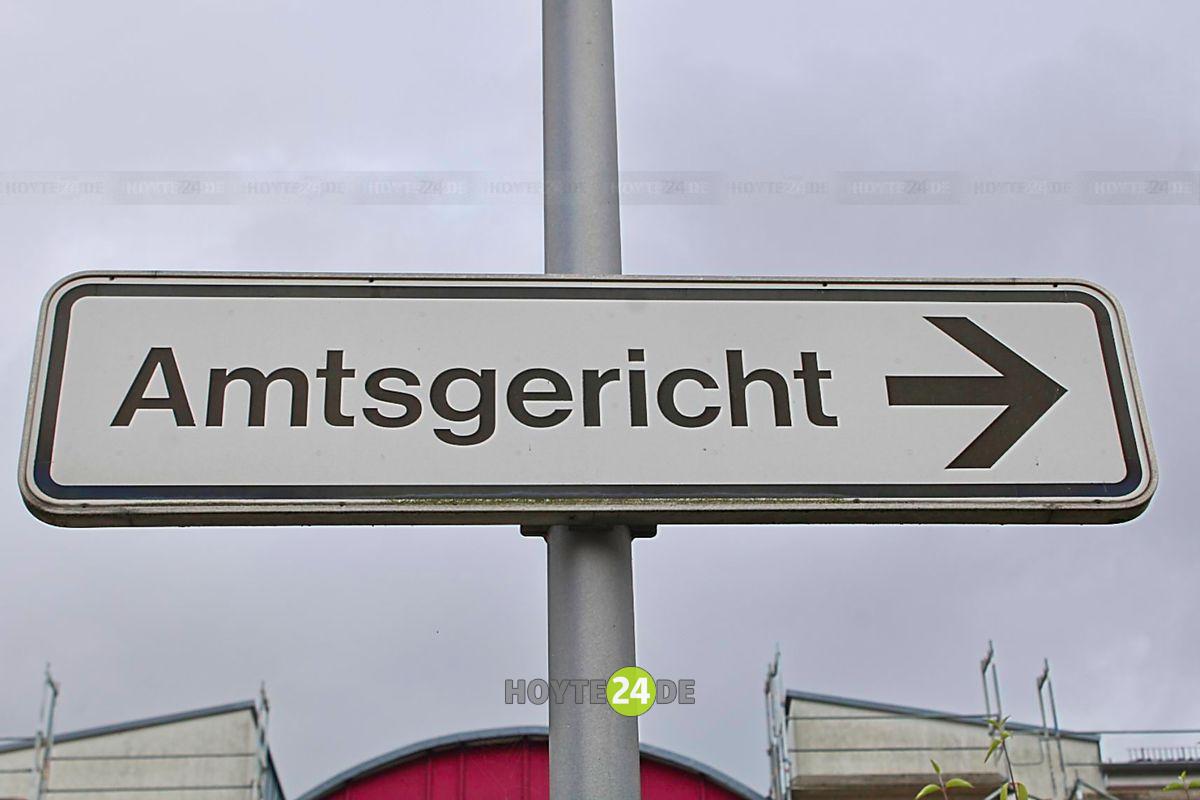 Man sieht ein Schild mit der Aufschrift Amtsgericht.