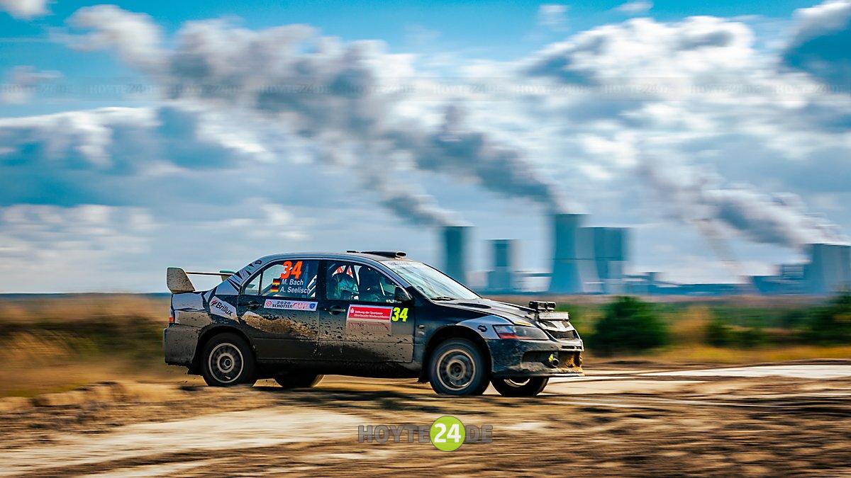 Man sieht ein Rallye-Auto vor dem Kraftwerk Boxberg.