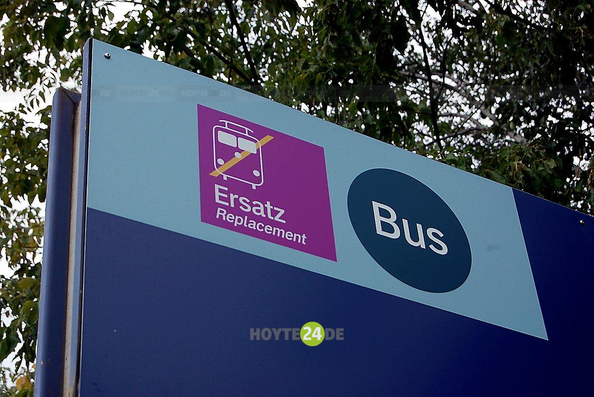 Man sieht ein Schild Schienenersatzverkehr.