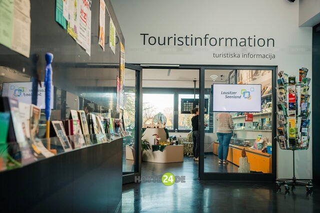 Man sieht die Touristinformation im Bürgerzentrum von Hoyerswerda.