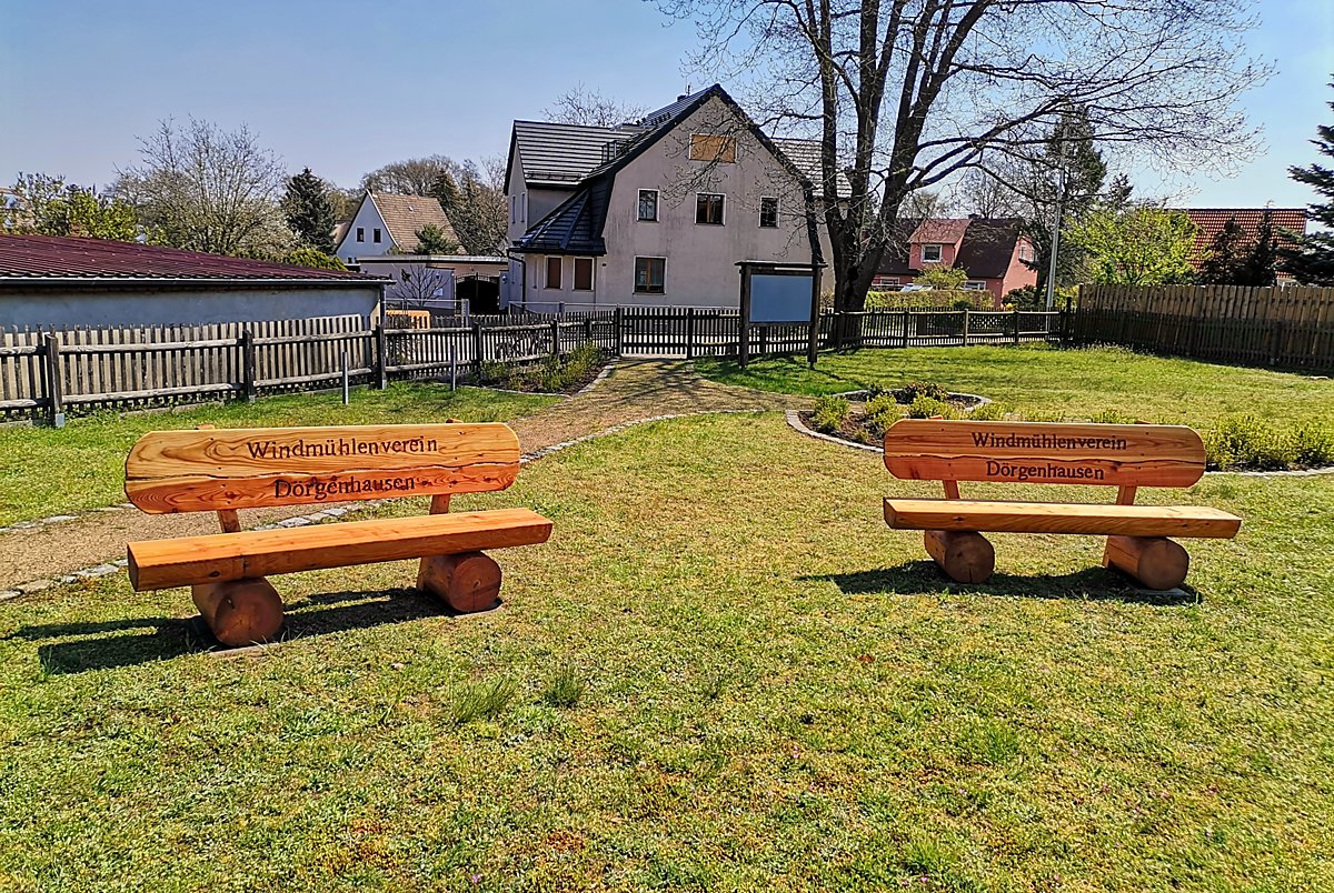 Man sieht neue Sitzbänke in Dörgenhausen.
