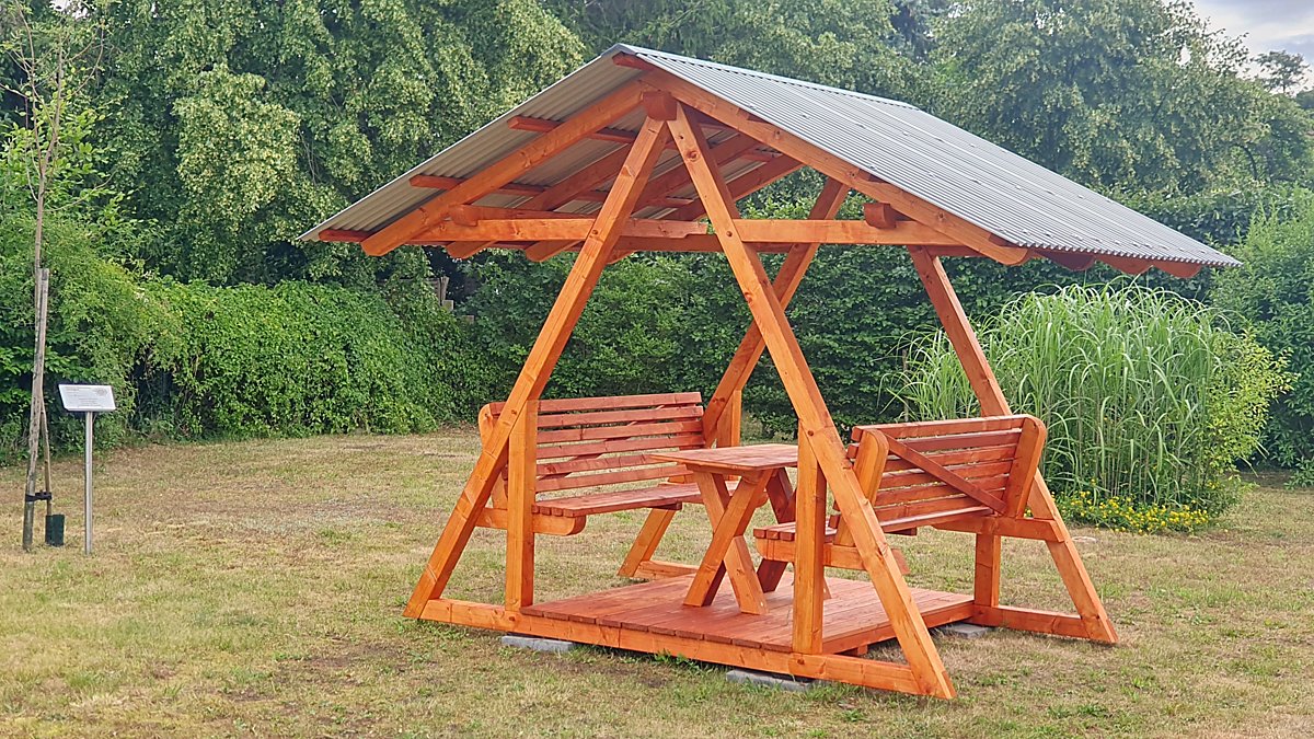 Man sieht den Unterstand im Kinderbaumpark.