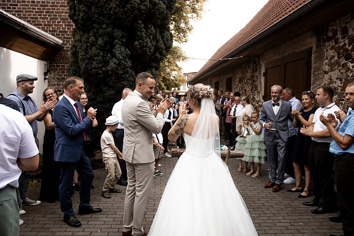 Man sieht ein Hochzeitspaar auf dem Gelände der Eventscheune Lauta Dorf.