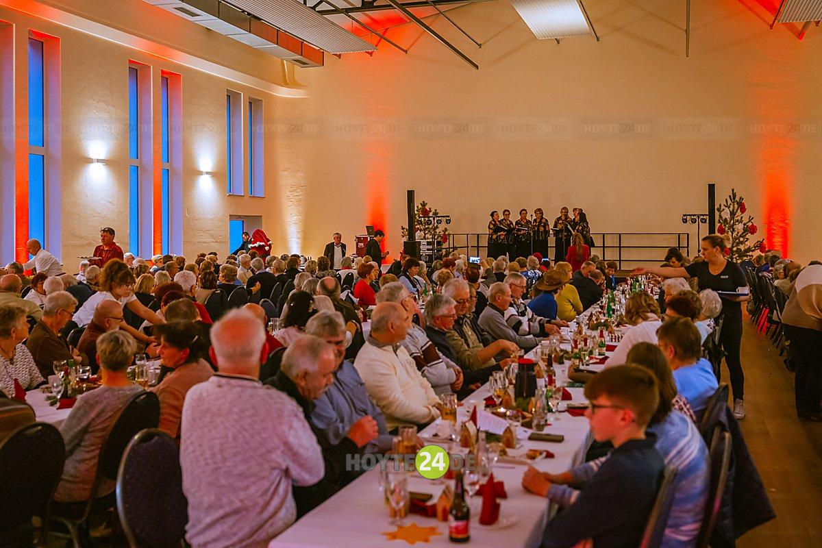 Man sieht eine Seniorenweihnachtsfeier in Spreetals Kulturhaus.