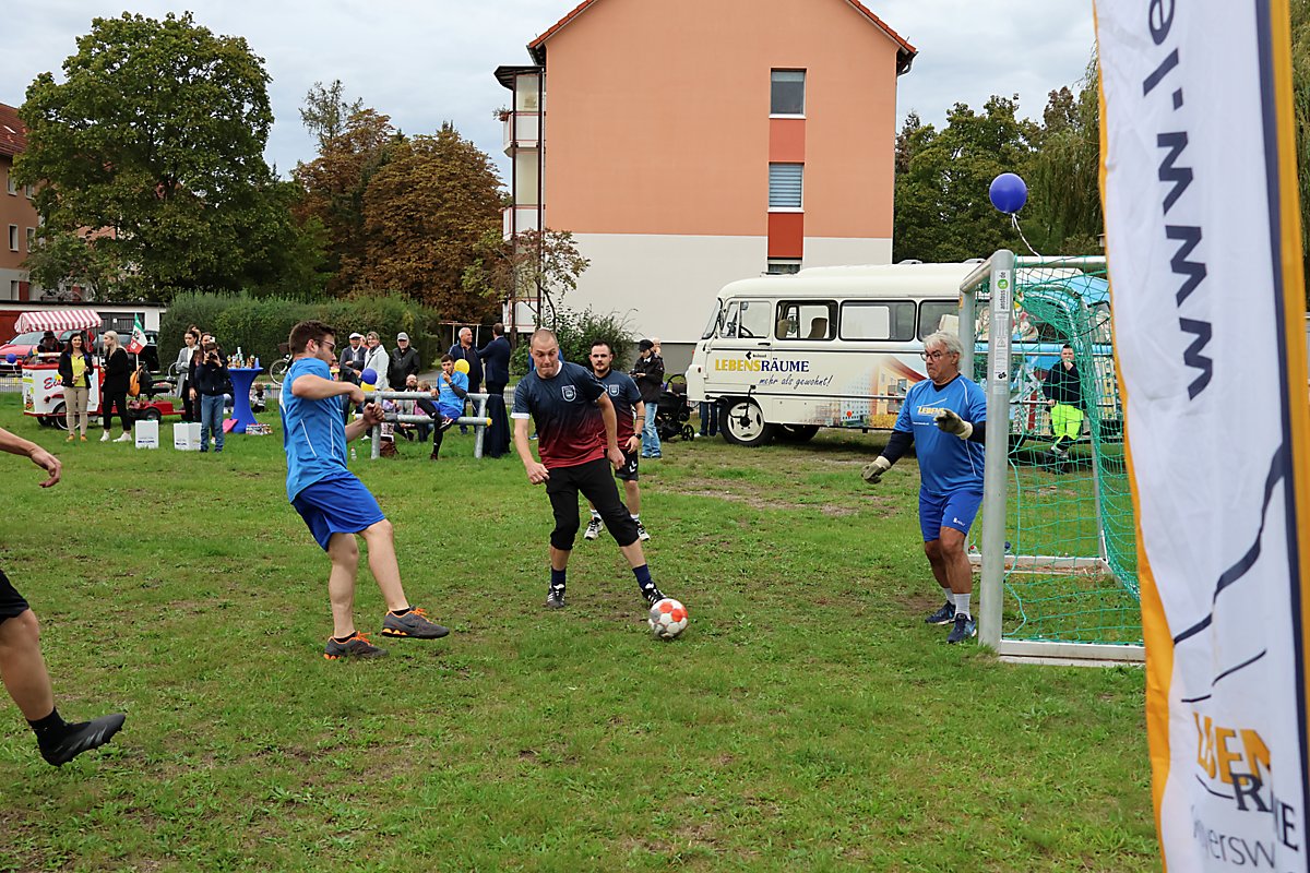 Man sieht den neu gestalteten Bolzplatz An der Bahn.