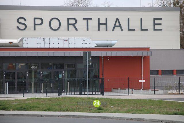 Man sieht die Sporthalle der Oberschule in Hoyerswerda.