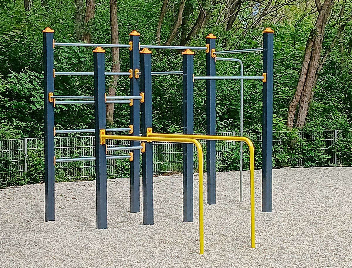 Man sieht ein Klettergerüst.