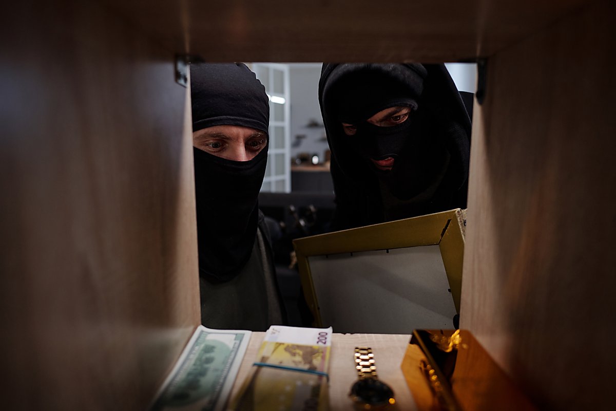 Man sieht Diebe bei der Arbeit.