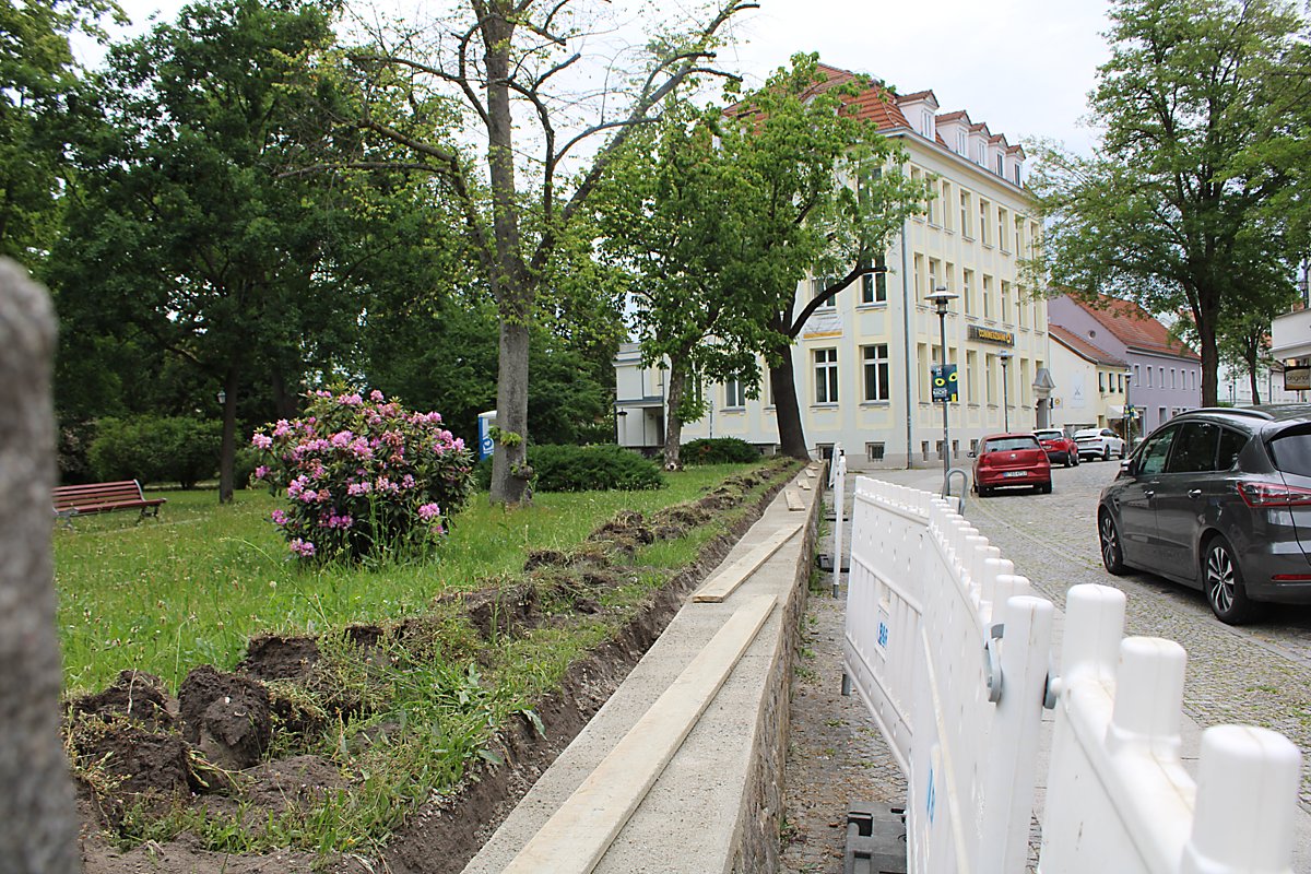Man sieht die Neugestaltung der Mauer am Woyski-Park.