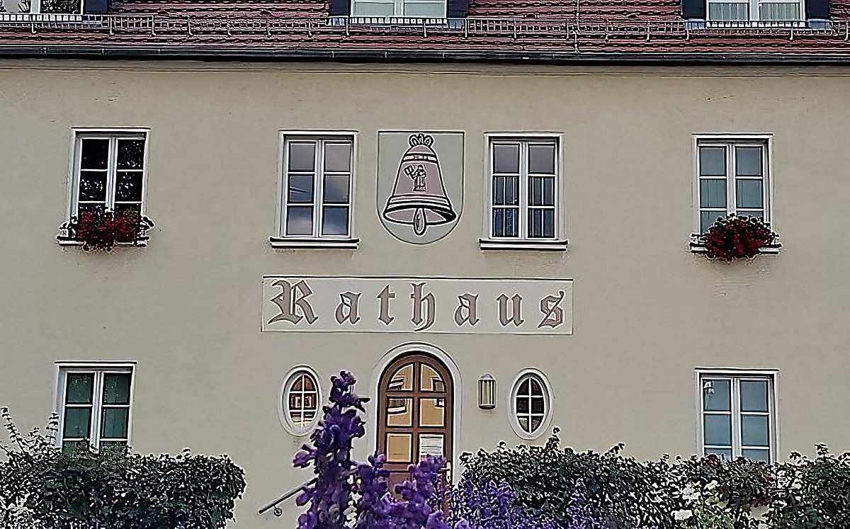 Man sieht das Rathaus von Lauta.