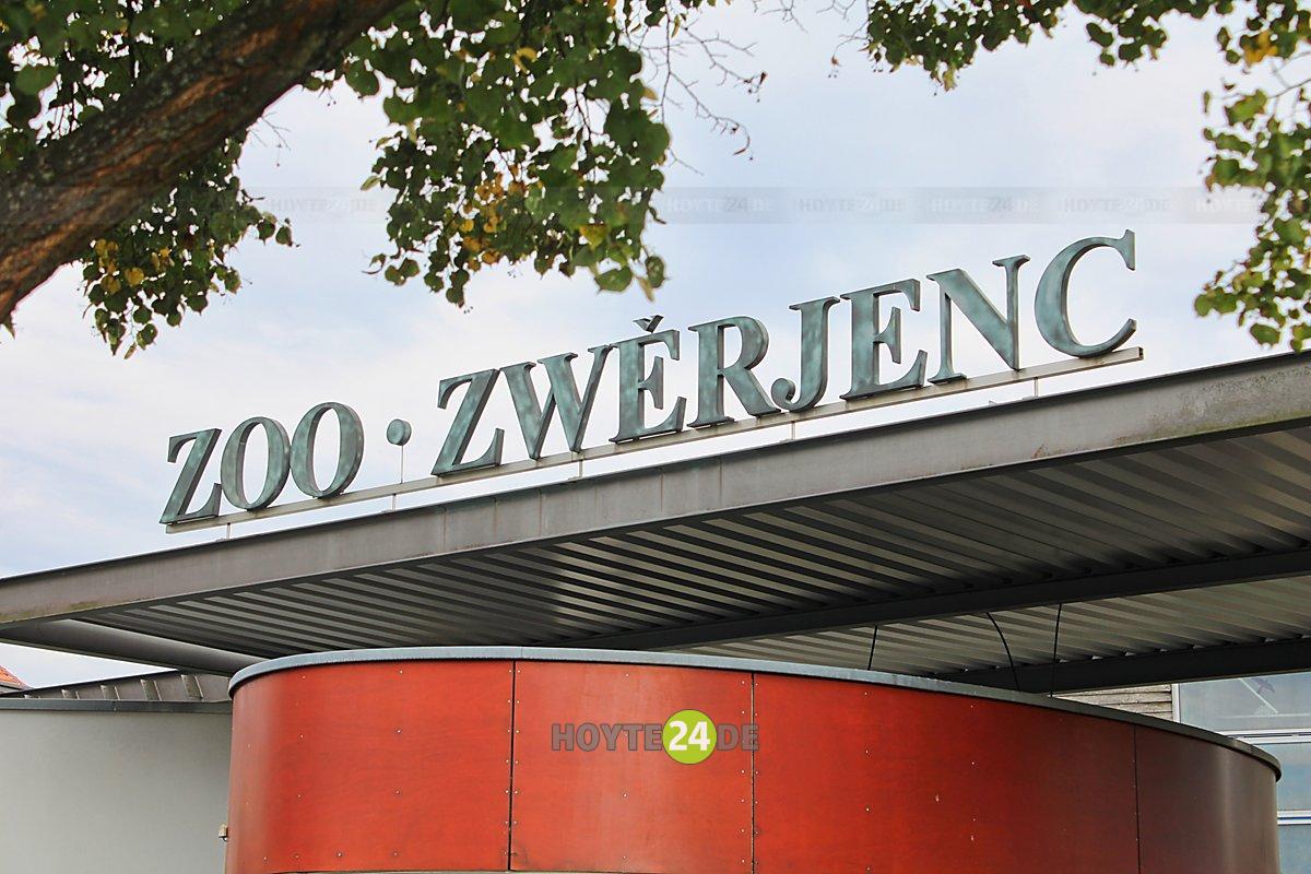 Man sieht den Schriftzug Zoo / Zwerjenc.