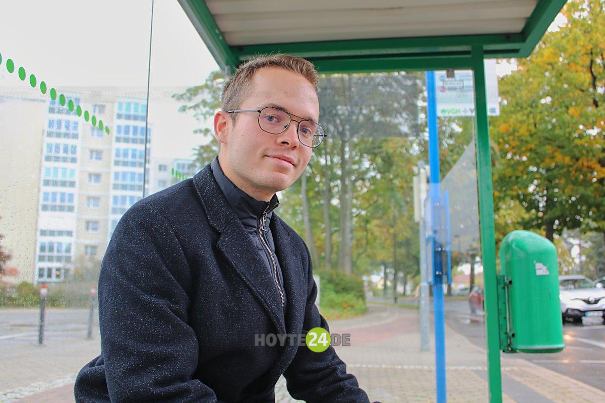 Man sieht Leon Eckelmann an der Bushaltestelle am Lipezker Platz.