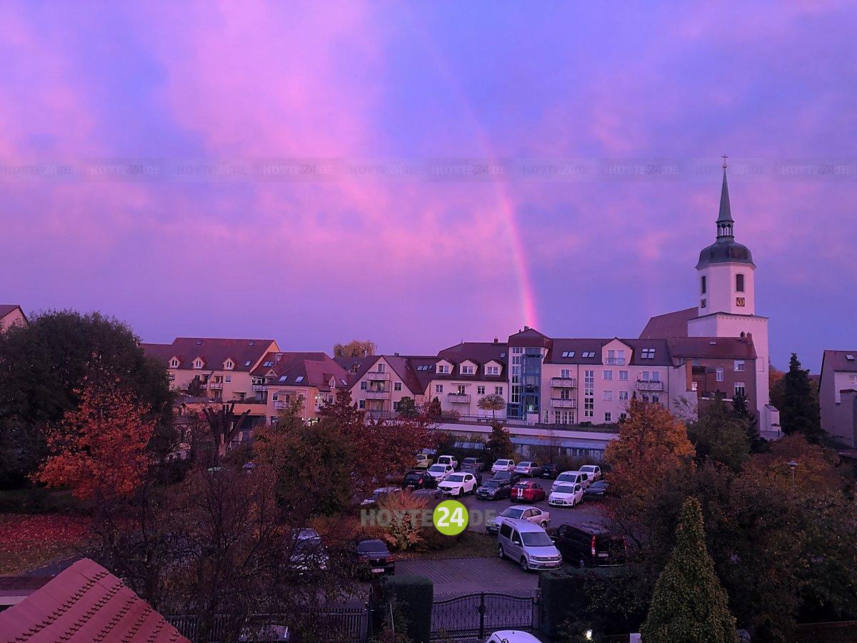 Man sieht die Hoyerswerdaer Altstadt mit einem Regenbogen.