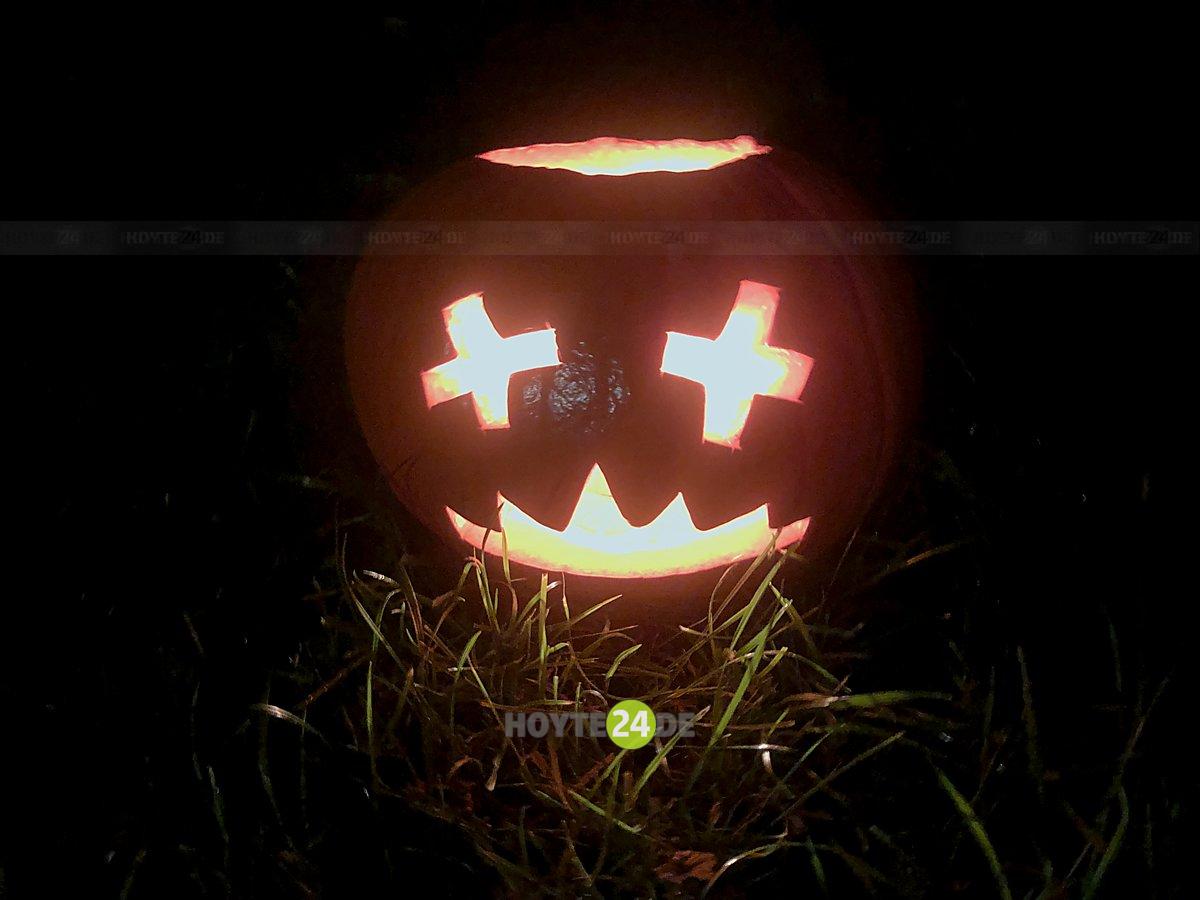 Man sieht einen Kürbis mit geschnitztem Halloween-Gesicht.