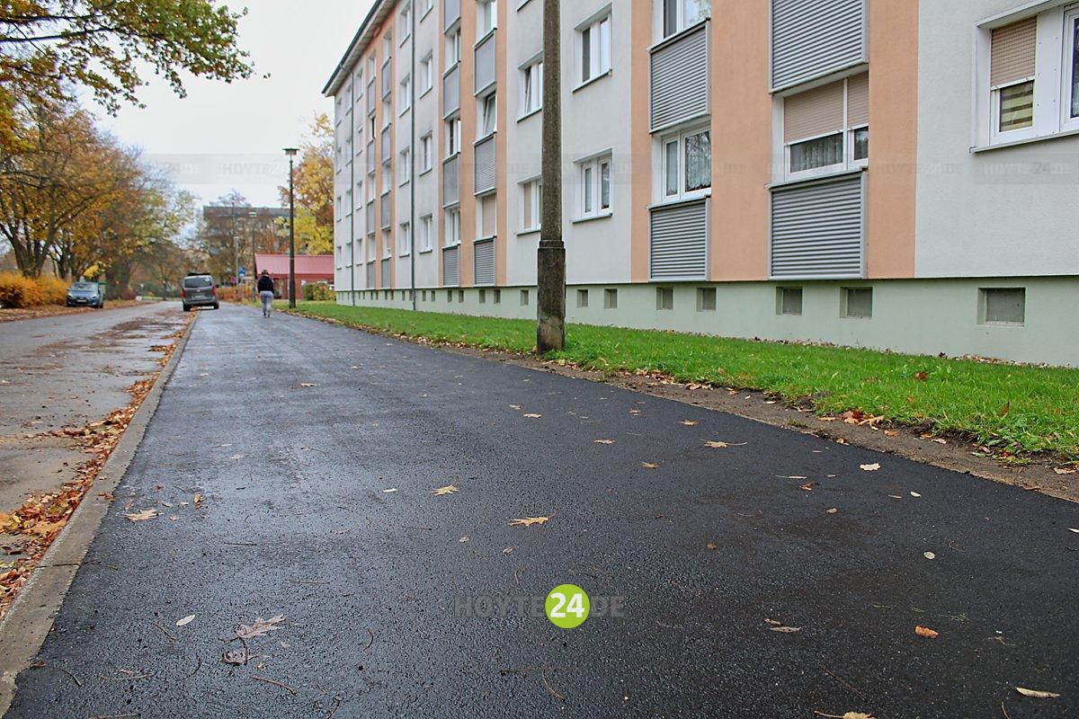 Man sieht 80 Meter neu asphaltierten Gehweg an der Erich-Weinert-Straße.