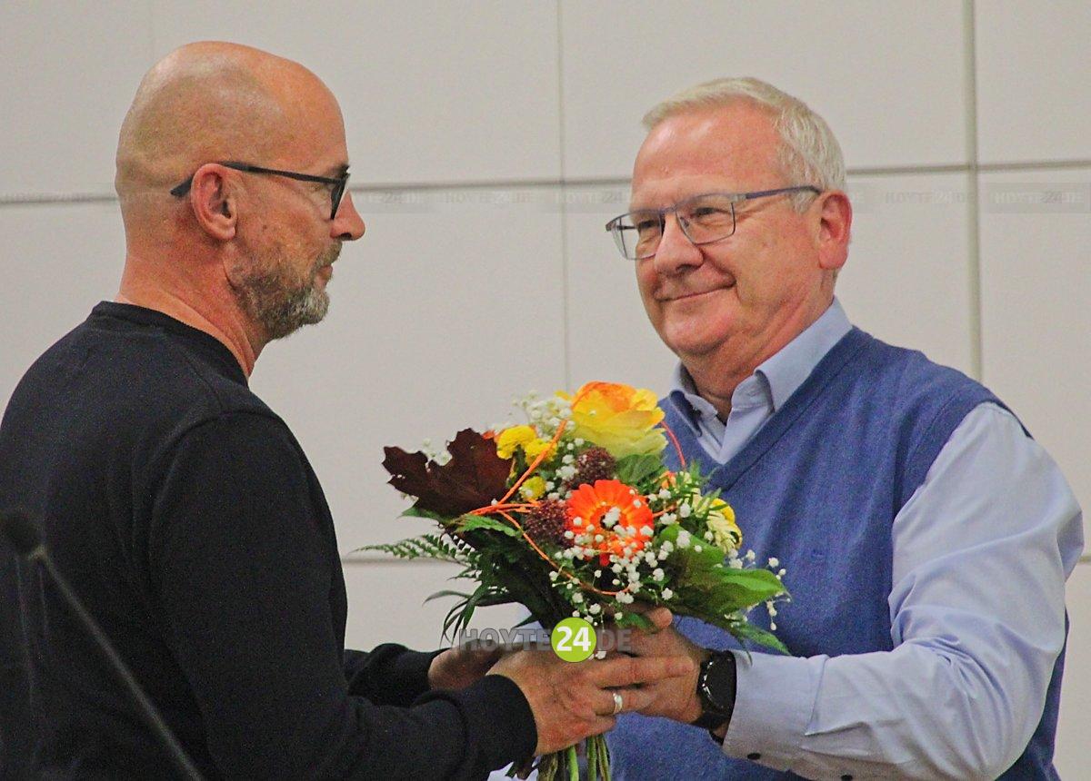 Man sieht, wie Oberbürgermeister Torsten Ruban-Zeh sich beim scheidenden Friedensrichter David Geier bedankt.