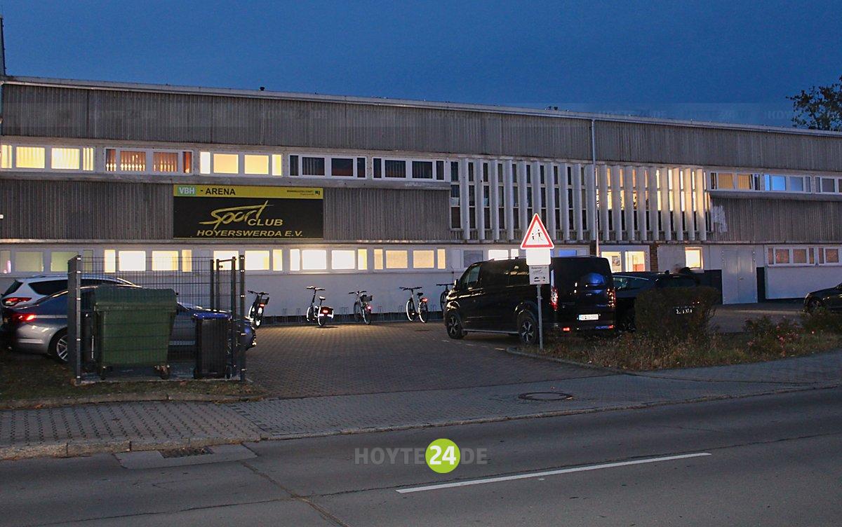 Man sieht die Jahnsporthalle in Hoyerswerda.