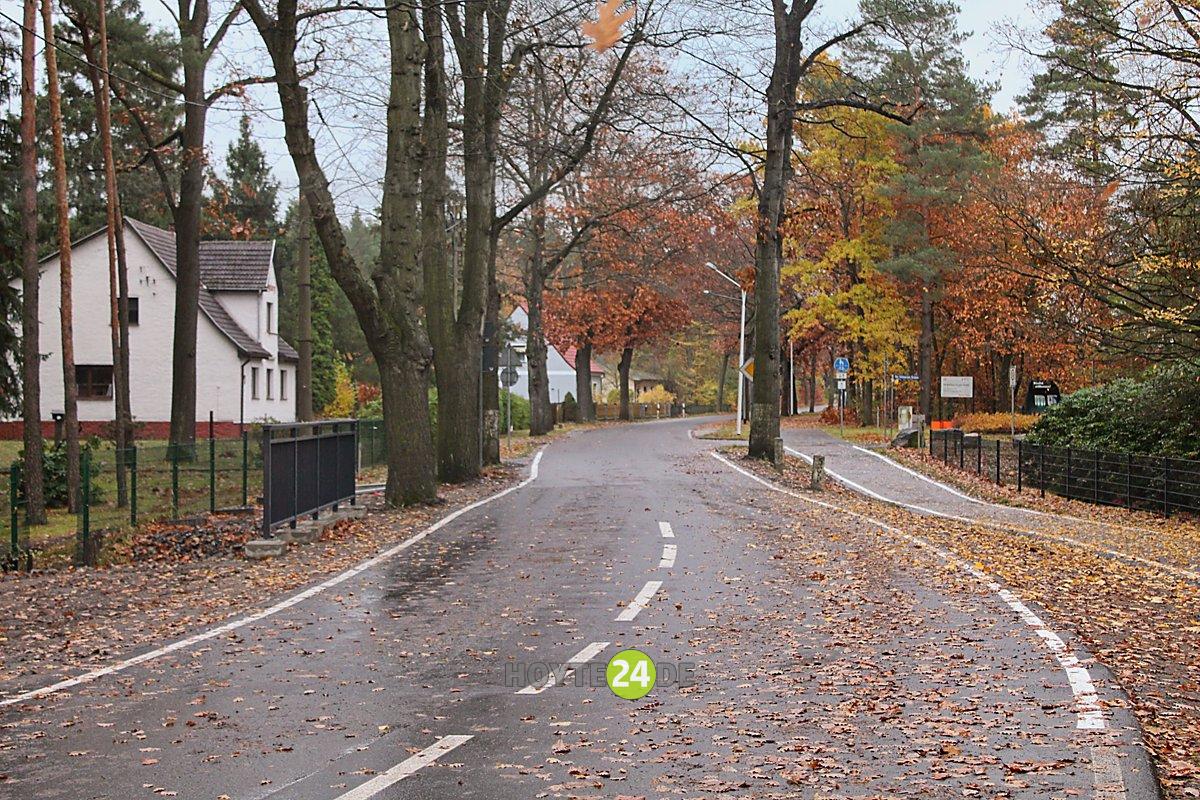 Man sieht die neue Brücke beziehungsweise die Lessingstraße in Knappenrode.