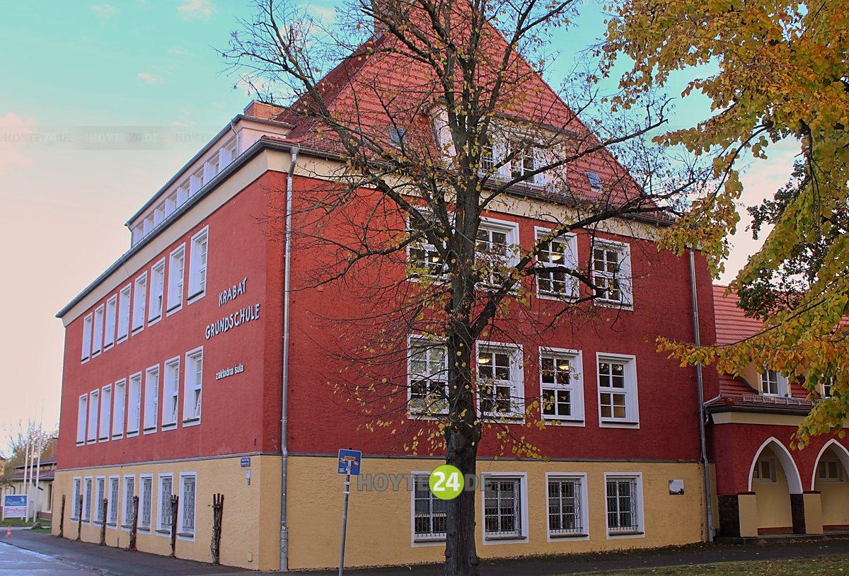 Man sieht die Krabat-Grundschule Wittichenau.