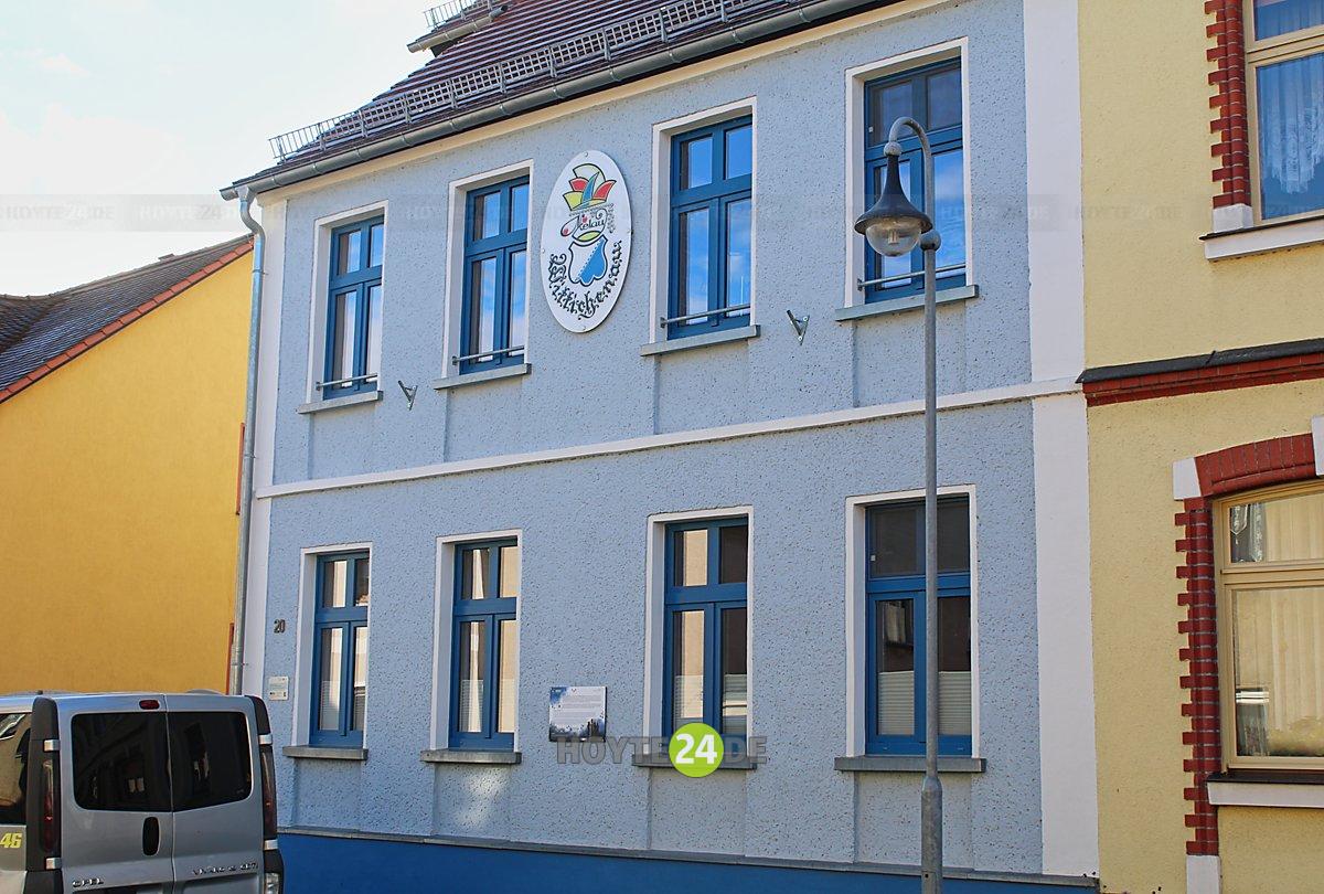 Man sieht das Karnevalshaus in der Haschkestraße in Wittichenau.