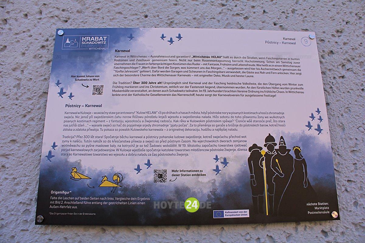 Man sieht eine Tafel vom Krabat-Rundweg in Wittichenau.