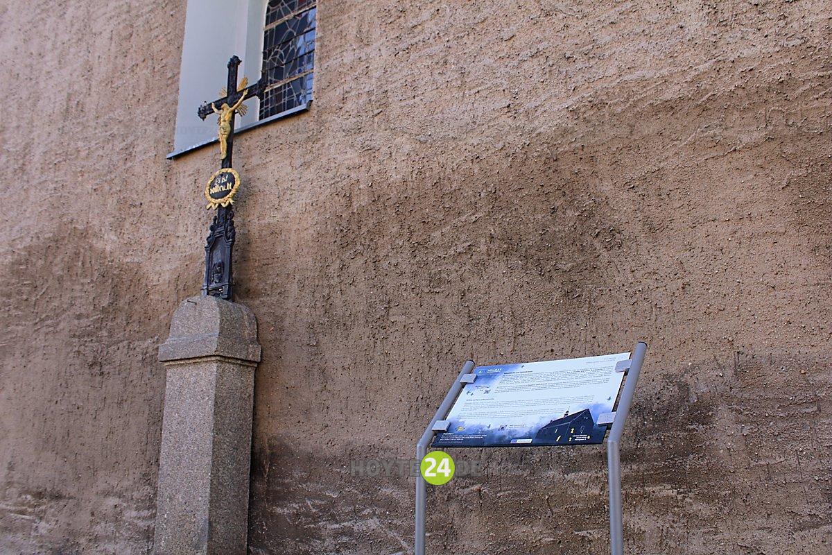 Man sieht die Kreuzkirche mit dem Krabat-Weg-Schild.