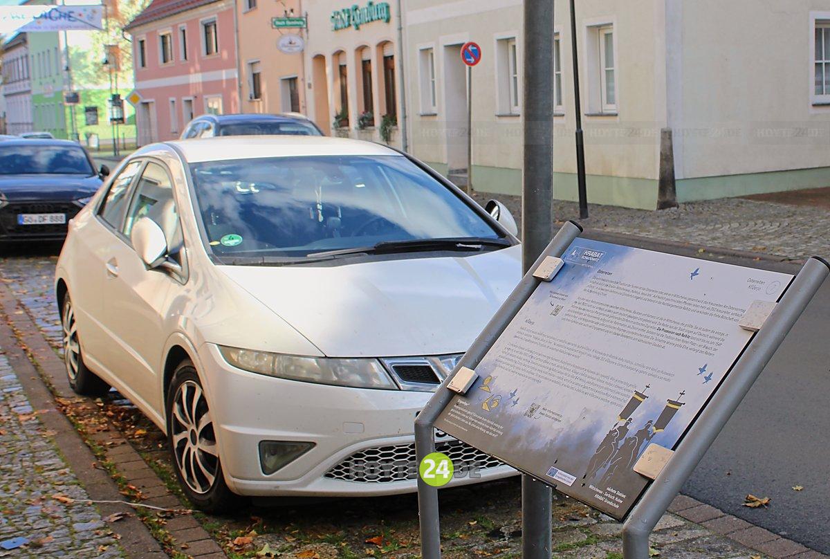 Man sieht ein Schild der Krabat-Erlebnistour in der Hoyerswerdaer Straße in Wittichenau.