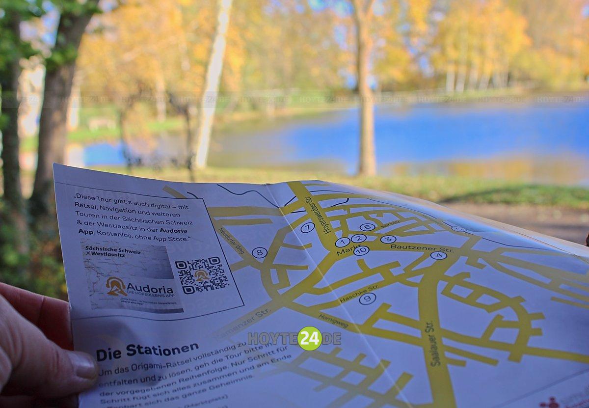 Man sieht den Plan zur Krabat-Erlebnistour in Wittichenau mit dem Stadtteich.