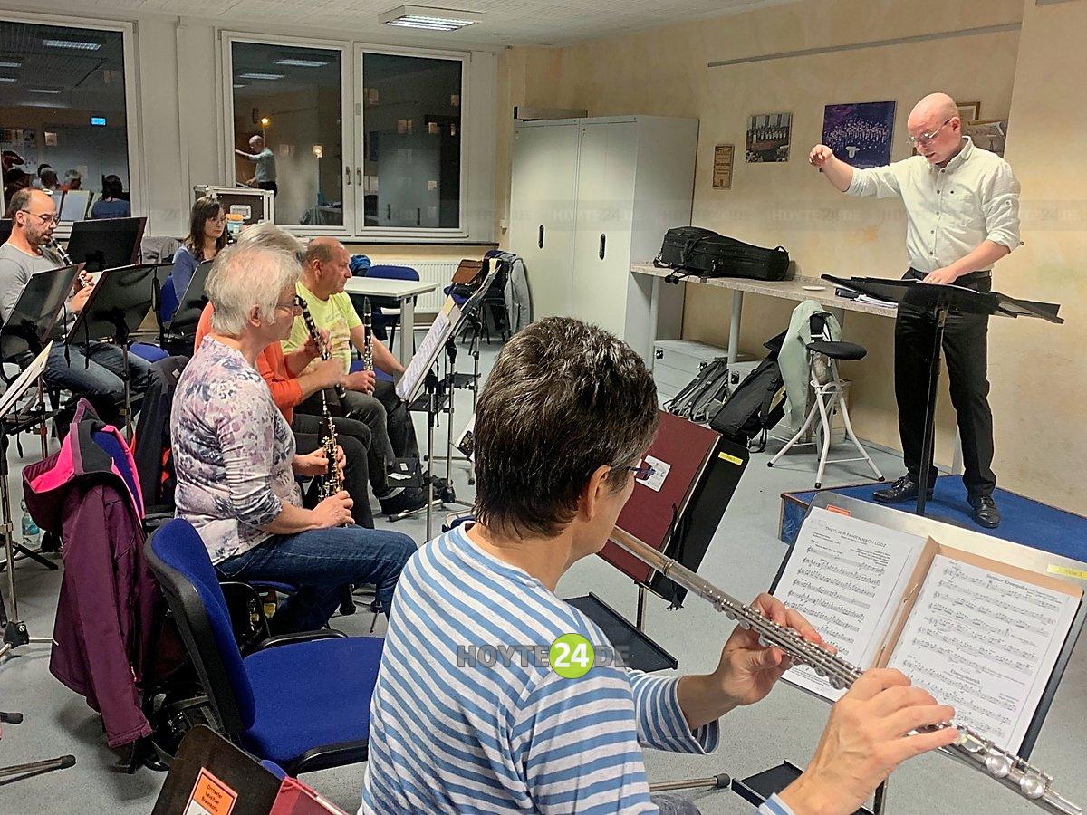 Man sieht das Orchester Lausitzer Braunkohle bei der Probe.