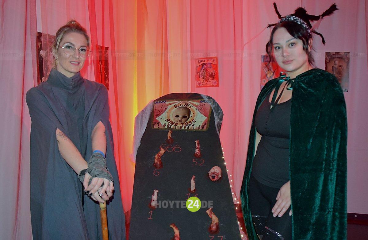 Frauke Hofmann und Hanna-Lena Kürschner stehen neben dem Wurfspiel, das Mitglieder des Jugendclubs Poko gebastelt haben.