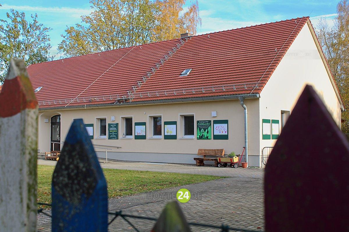 Man sieht das Gebäude der Kita Waldhäuschen in Burghammer.