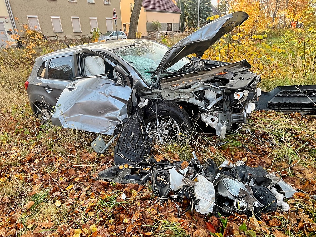 Man sieht das Autowrack nach dem Unfall.