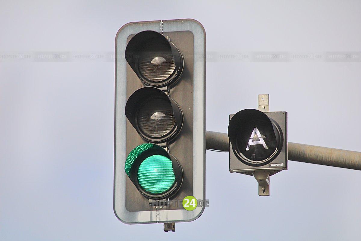 Man sieht eine Ampel und das daneben leuchtende A.