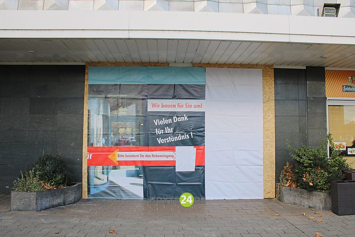 Man sieht die verschlossene Tür des Lausitz-Centers.