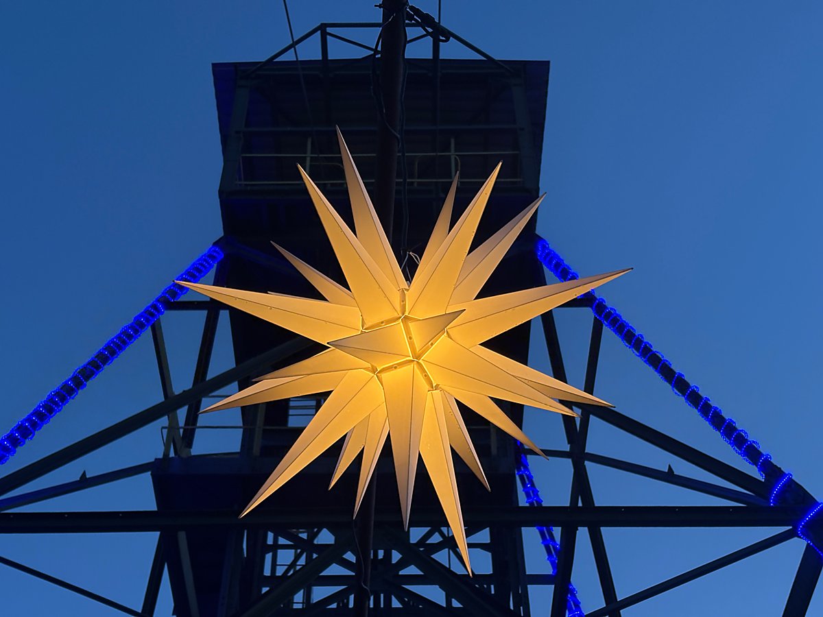 Man sieht einen Herrnhuter Stern im Bergbaumuseum.