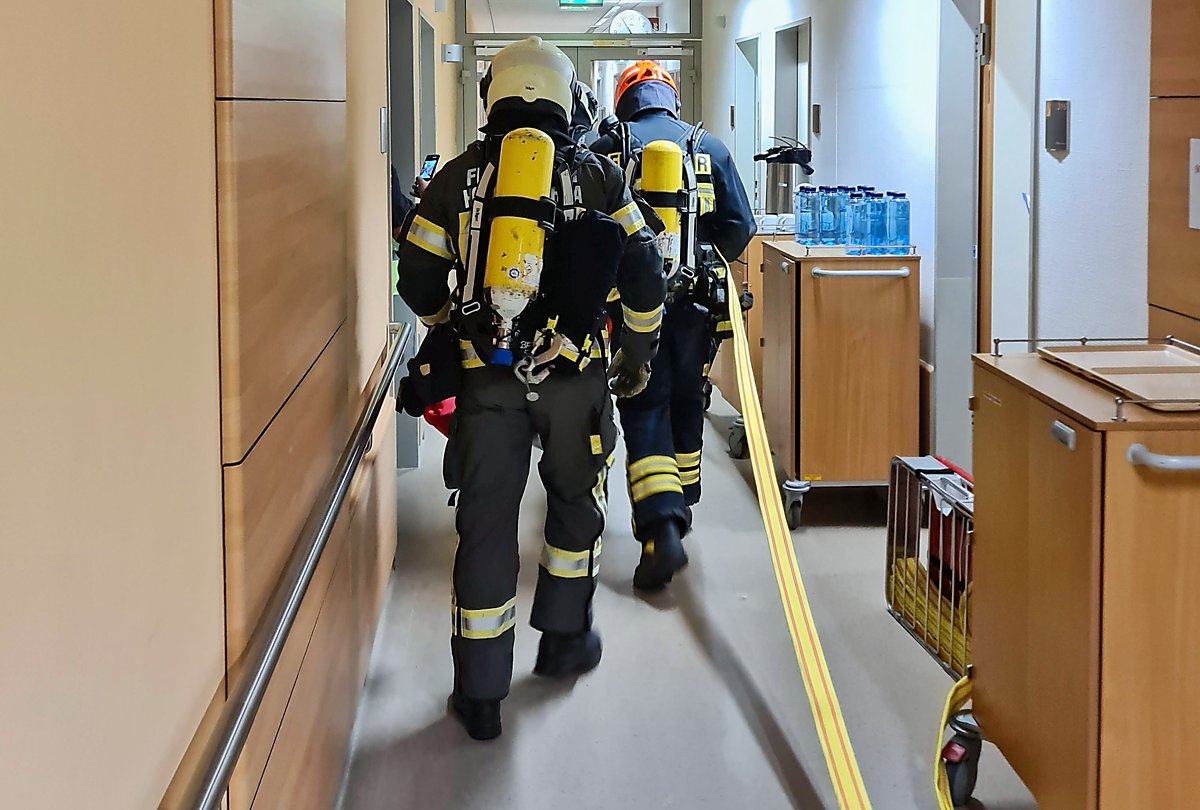 Man sieht Feuerwehrleute bei einer Übung im Klinikum.