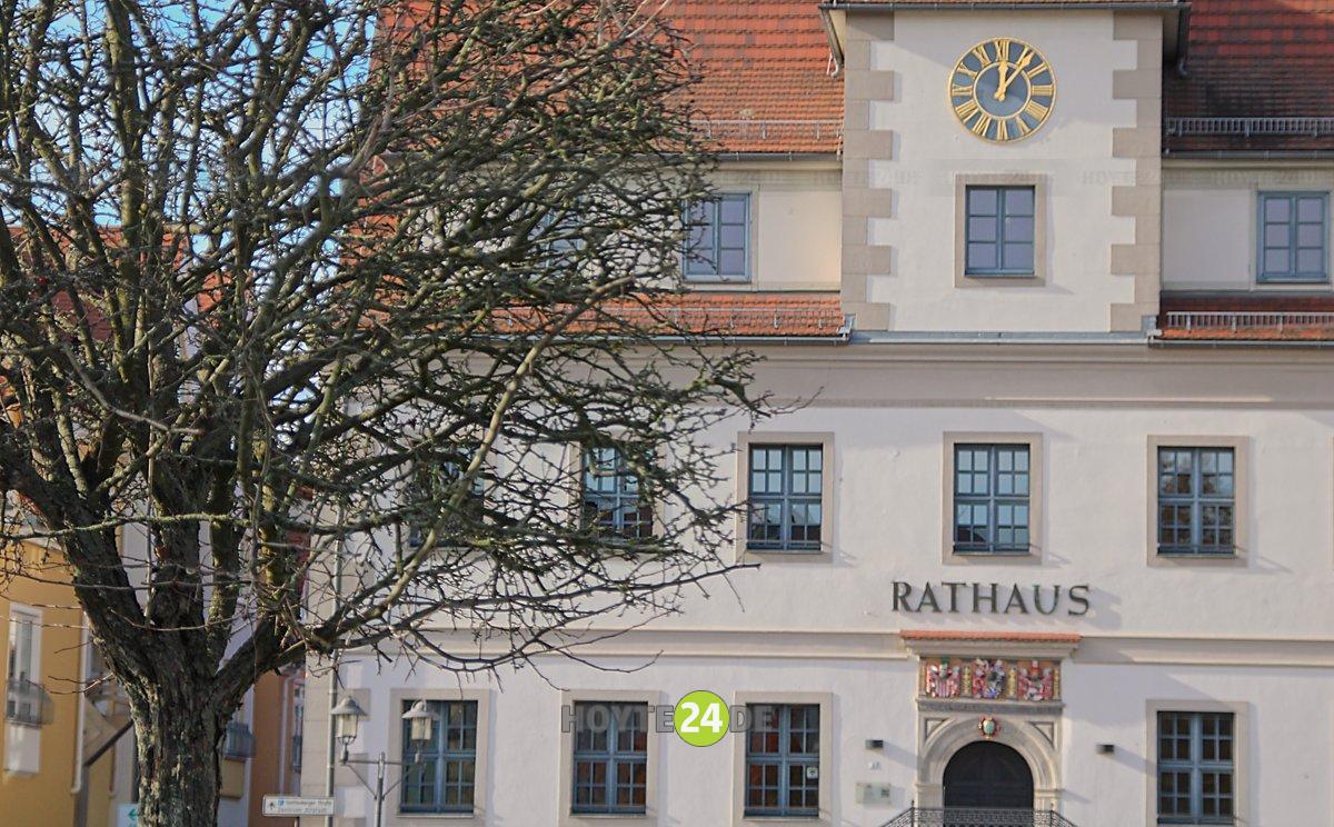 Man sieht das Rathaus von Hoyerswerda.