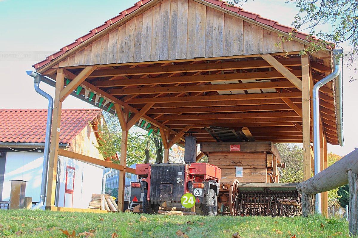 Man sieht den Unterstand am Dorfplatz in Kühnicht.