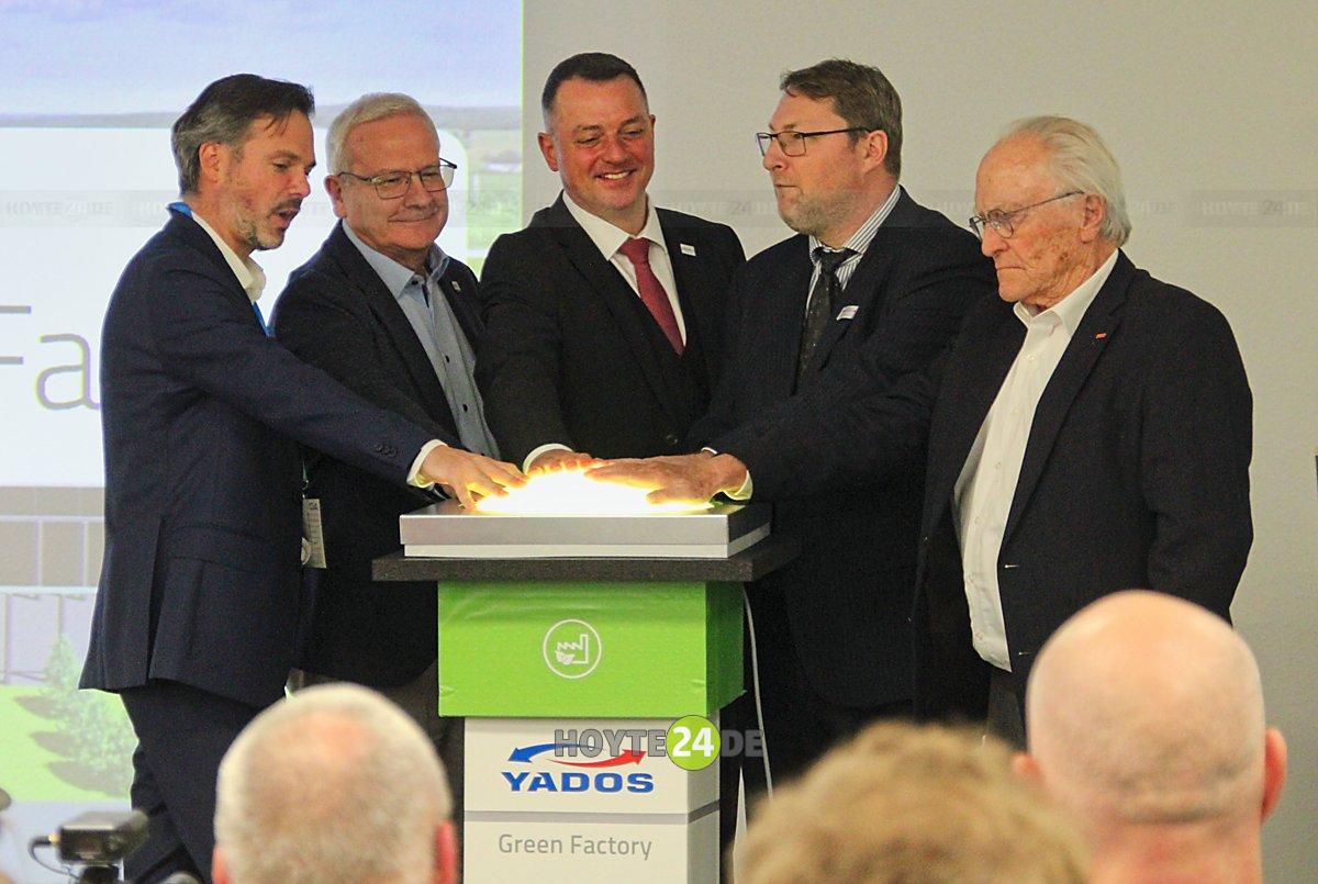 Man sieht einen symbolischen Knopfdruck.