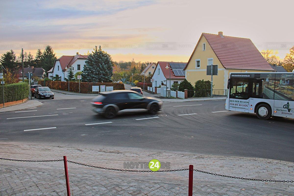 Man sieht die freigegebene Sparkassen-Kreuzung in Lohsa.