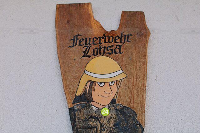 Man sieht einen am Feuerwehrdepot in Lohsa aufgemalten Feuerwehrmann.