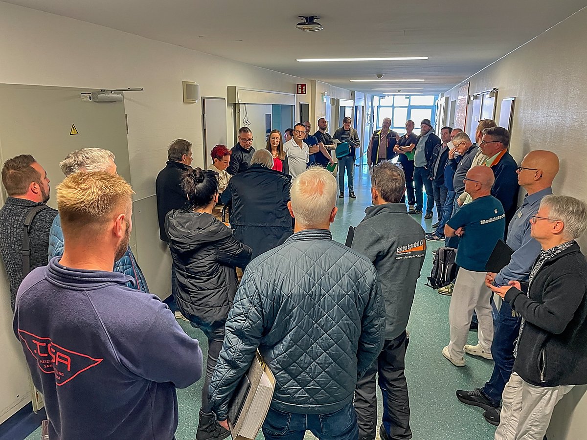 Man sieht die Bauanlaufberatung im Klinikum.