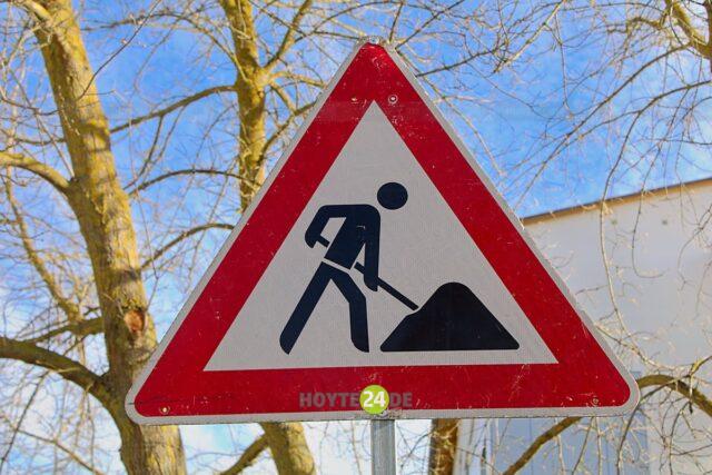 Man sieht ein Schild Achtung, Baustelle!