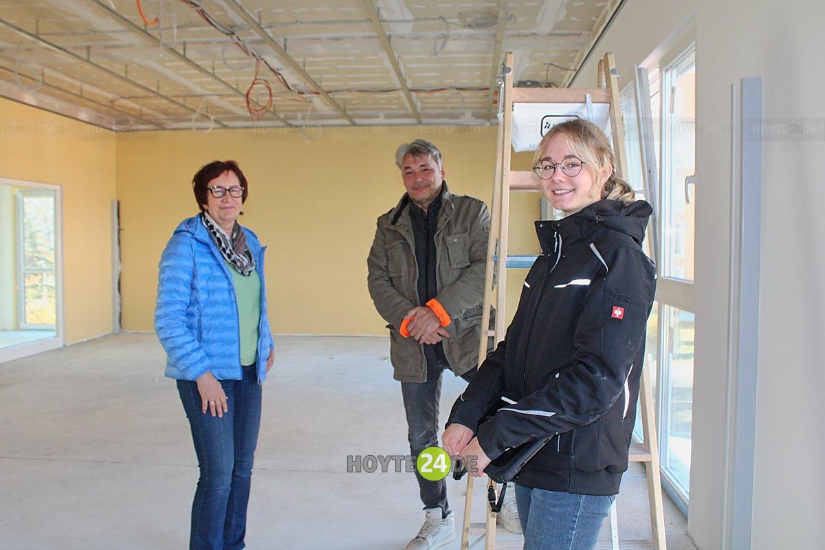 Man sieht Ines Hofmann-Dubrau von der Stadtverwaltung sowie Andreas Lehmann und Marie Meissner von der Baufirma Kleusberg.