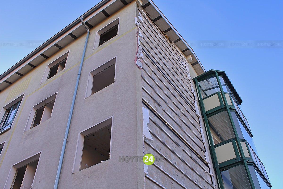 Man sieht einen Teil des Man sieht das Abrisshauses Collinsstraße 2 -6.