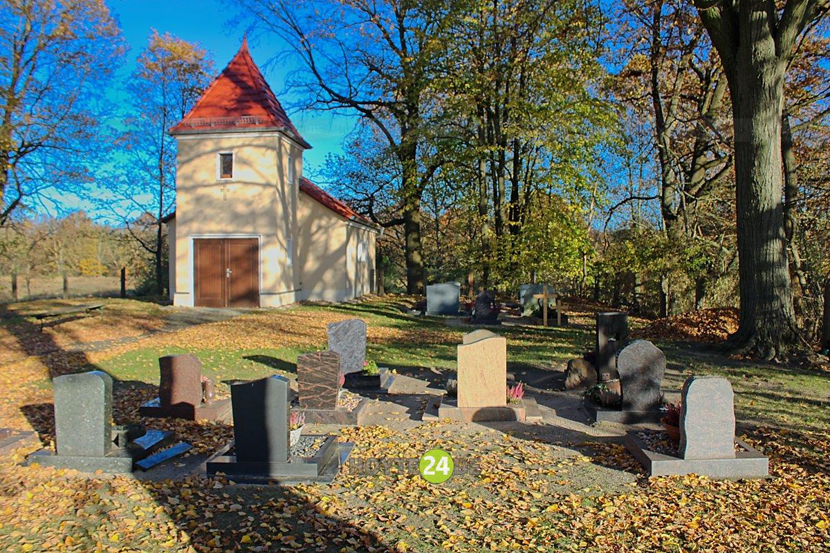 Man sieht den Friedhof in Riegel.