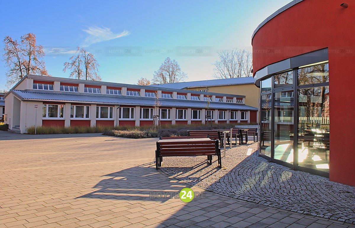 Man sieht einen Teil der Oberschule Hoyerswerda.